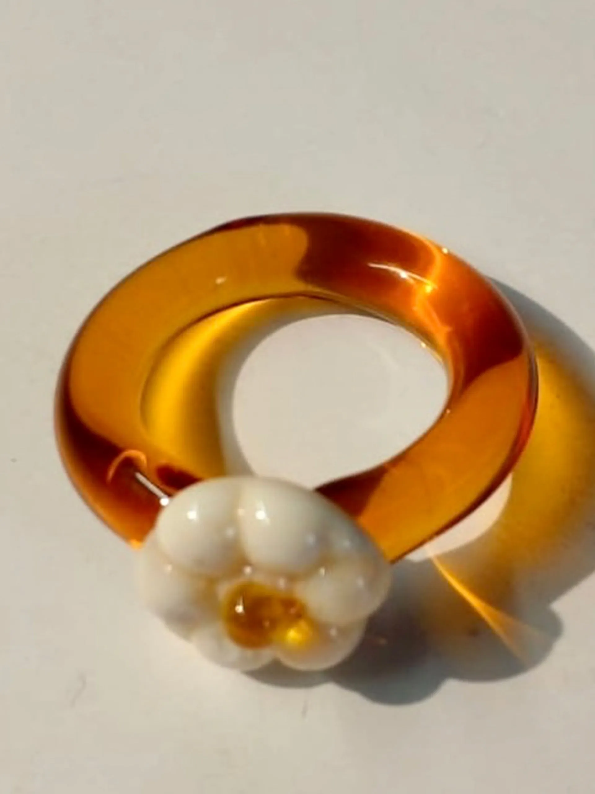Daisy ring in amber and ivory